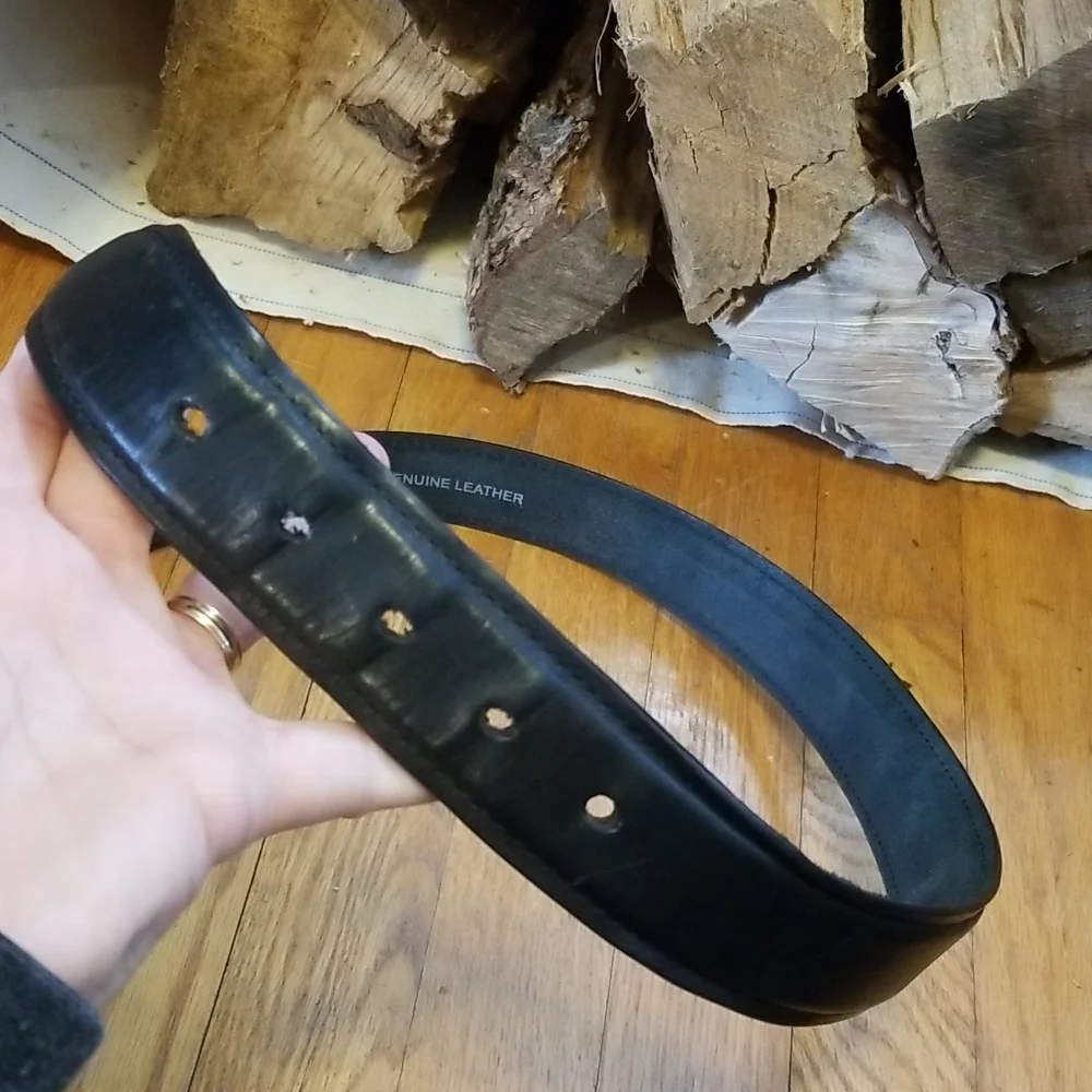 Columbia size 42 black leather belt, unisex